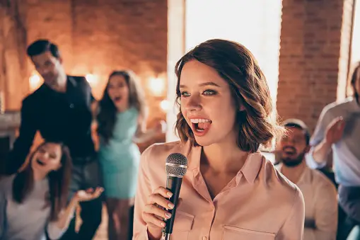 sebigaz.ro | Ținute perfecte pentru o seară de karaoke: Casual, Chic sau Sport